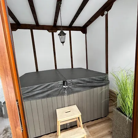 Laveranda нула, осем, девет, осем, седем, четири, четири, четири, осем, две Elena